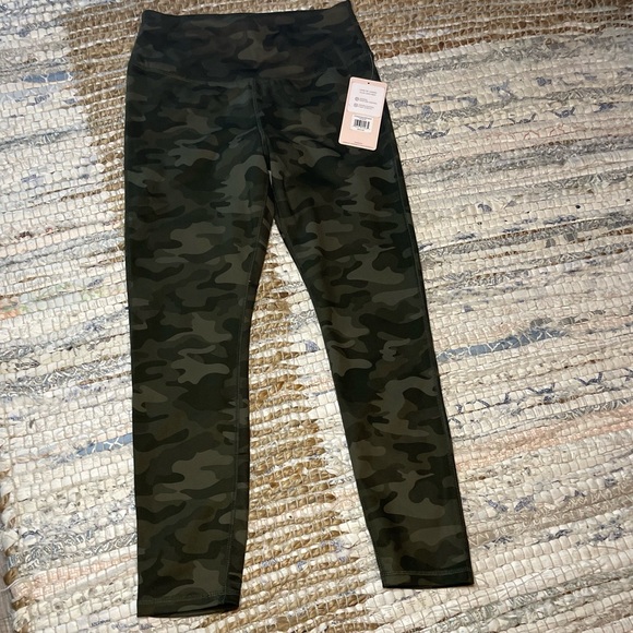 Danskin - Camo Leggings in Size Medium are NWT- hidden pocket - high waisted! - Picture 8 of 11